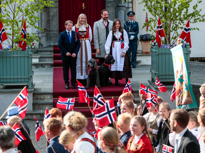 Hver 17. mai hilser Kronprinsfamilien barnetoget i Asker utenfor Skaugum. Foto: Lise Åserud / NTB scanpix